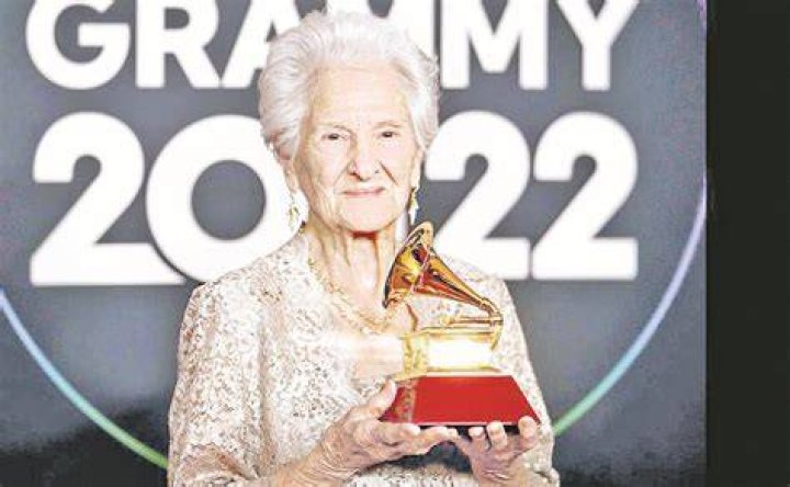 &Aacute;ngela Alvarez, la abuela de 95 a&ntilde;os, que gana su primer Latin Grammy