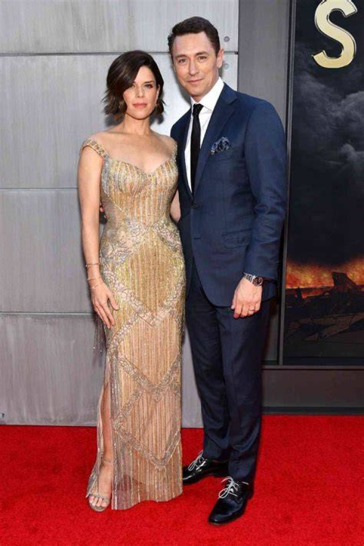 Neve Cambell Stuns on Date Night with Boyfriend
