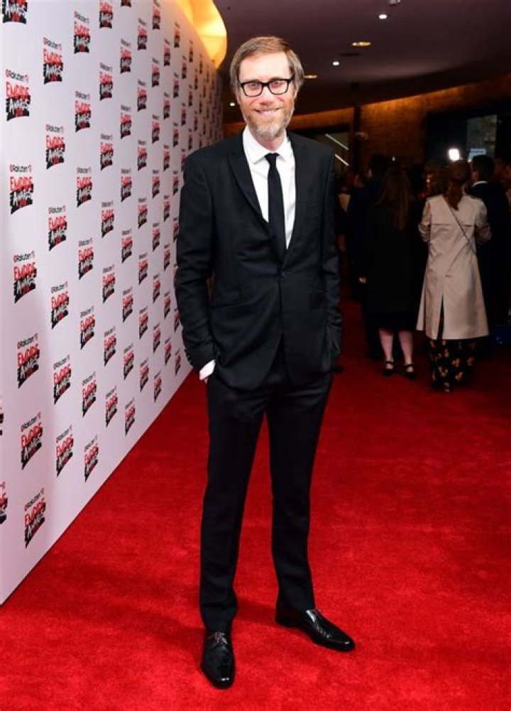 Stephen Merchant uses his height to demonstrate social distancing in